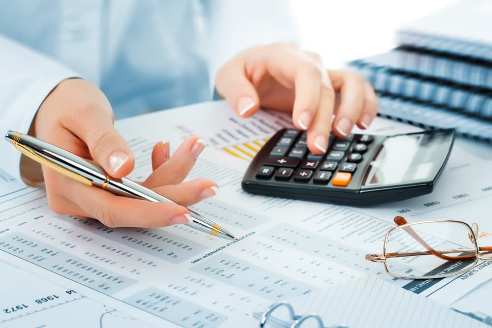 Hände einer Frau mit Stift und Taschenrechner. | Motiv ©vizafoto - Fotolia.com | © Fotolia.com, Oktober 2014