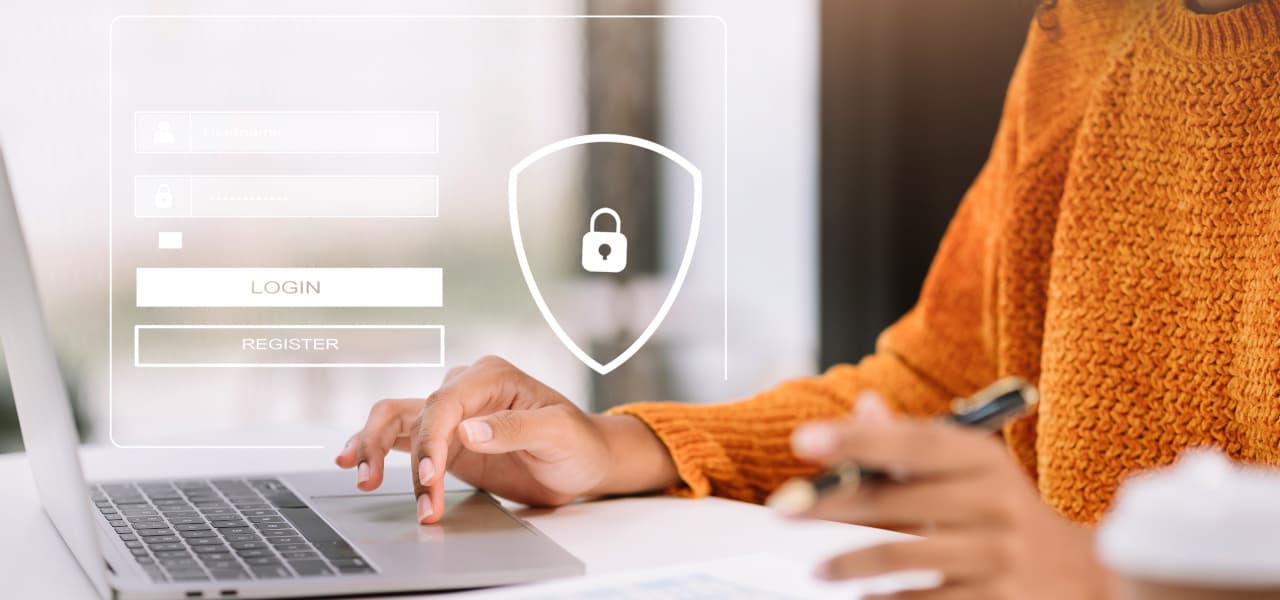 Eine Frau gibt gibt Login und Passwort in ein Laptop ein. | Motiv ©NINENII-stock.adobe.com | © stock.adobe.com, September 2024