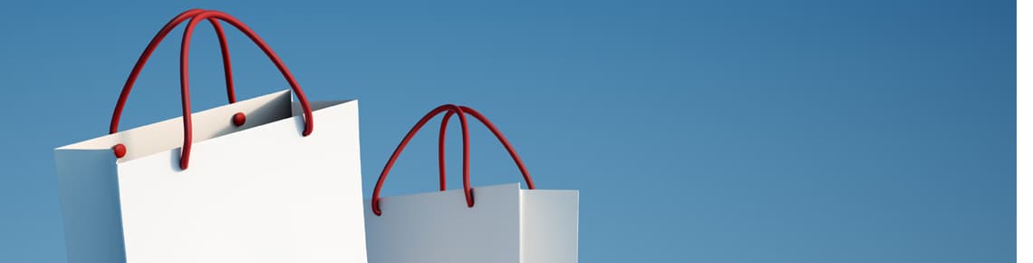 Weiße Einkaufstüten mit rotem Tragegriff auf blauem Hintergrund | Motiv ©FrankBoston - stock.adobe.com | © stock.adobe.com, Januar 2021