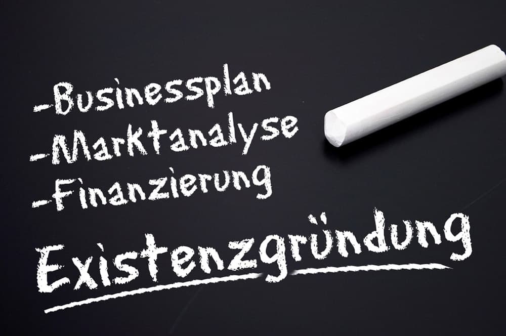 F Existenzgründung 3 neu (jpg) | Motiv © stockWERK - Fotolia.com | © Fotolia.com, Februar 2014 Auf einer Tafel stehen die Worte Business, Marktanalyse, Finanzierung und Existenzgründung. | Motiv © stockWERK - Fotolia.com | © Fotolia.com, Februar 2014