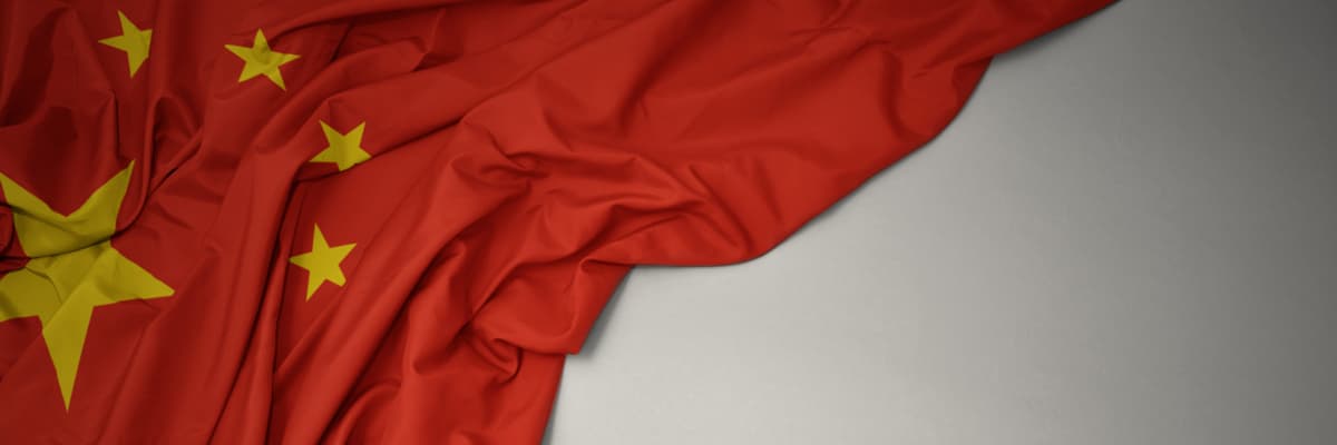 EU-Maßnahmen gegen unfair gehandelte Kerzenimporte aus China | Motiv ©luzitanija - stock.adobe.com | © stock.adobe.com, Januar 2021 Chinesiche Flagge mit Stofffalten | Motiv ©luzitanija - stock.adobe.com | © stock.adobe.com, Januar 2021