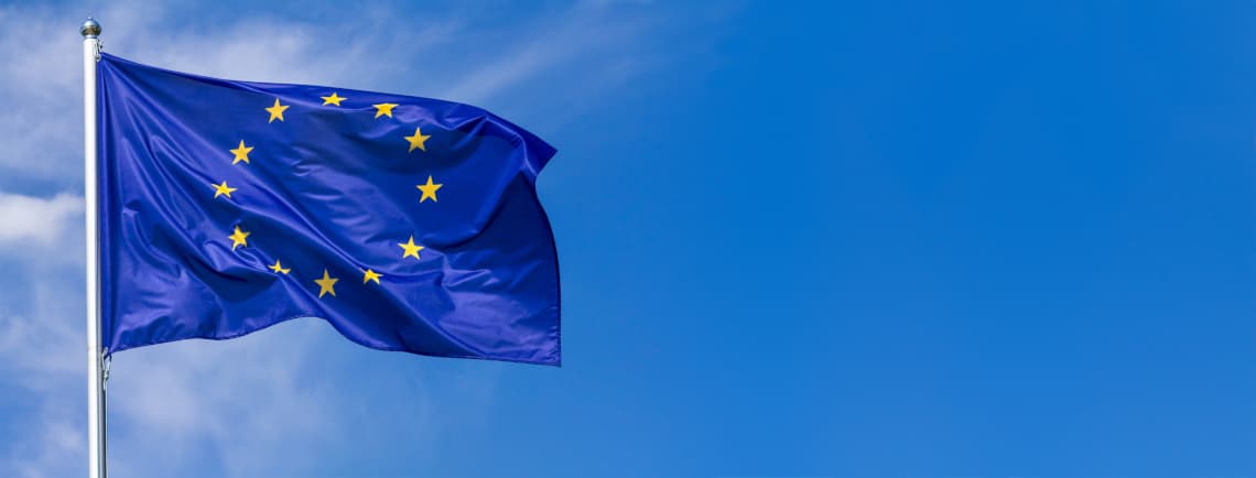 EU - verstärkte Einfuhr-Kontrollen | Motiv ©rustamank - stock.adobe.com | © stock.adobe.com, März 2021 Europaflagge die im Wind weht mit leichten Wolken im Hintergrund | Motiv ©rustamank - stock.adobe.com | © stock.adobe.com, März 2021