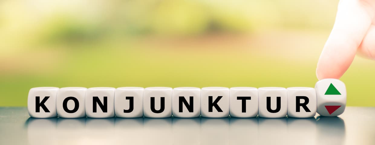 KOnj | Motiv ©Fokussiert - stock.adobe.com | © stock.adobe.com, Mai 2023 Das Wort "Konjunktur" auf Würfel geschrieben vor grünem Hintergrund. | Motiv ©Fokussiert - stock.adobe.com | © stock.adobe.com, Mai 2023