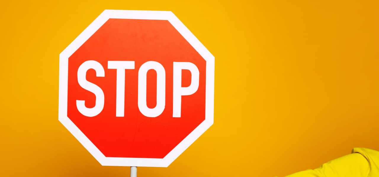 A Stop 1 Header (jpg) | Motiv ©Maksym Povozniuk - stock.adobe.com | © stock.adobe.com, Juni 2023 Stoppschild vor gelbem Hintergrund. | Motiv ©Maksym Povozniuk - stock.adobe.com | © stock.adobe.com, Juni 2023