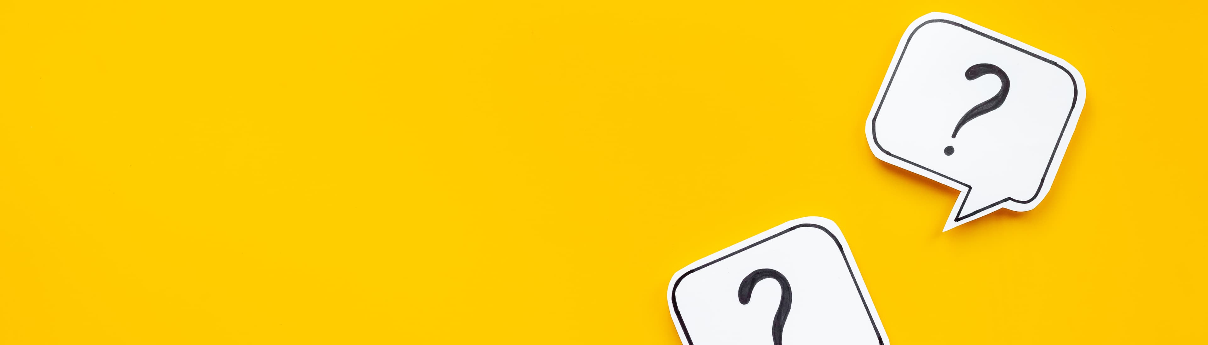 Frage A Header (jpg) | Motiv © 9dreamstudio-stock.adobe.com | © stock.adobe.com, Juli 2026 Fragezeichen in Sprechblasen vor gelbem Hintergrund. | Motiv © 9dreamstudio-stock.adobe.com | © stock.adobe.com, Juli 2026