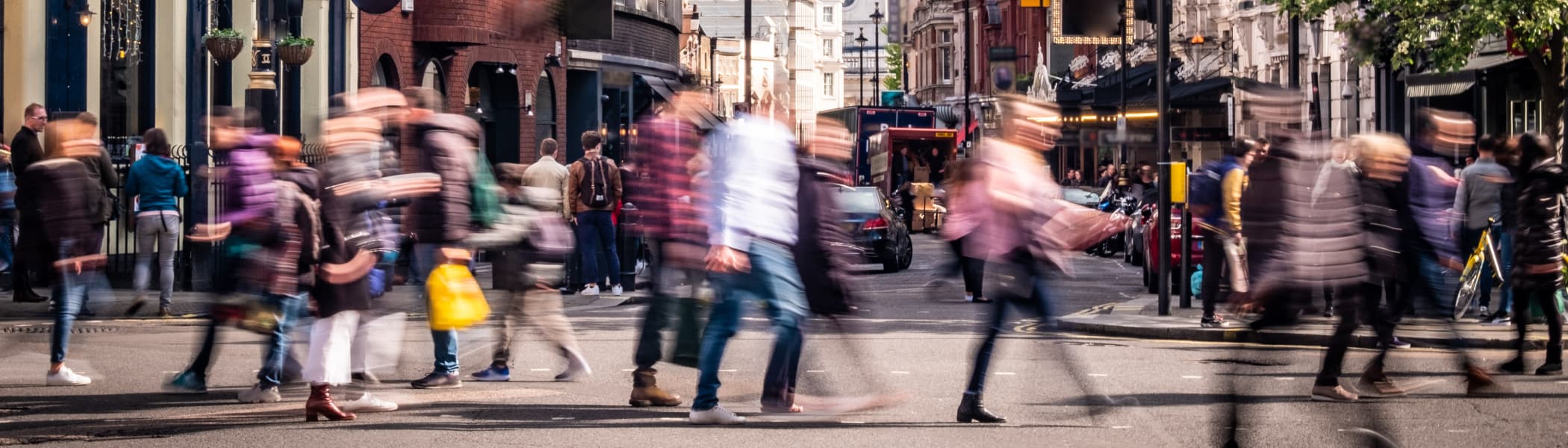 A Innenstadt 2 Header (jpg) | Motiv ©William-stock.adobe.com | © stock.adobe.com, Oktober 2021 Verwischt dargestellte Personen gehen in einer Stadt über die Straße. | Motiv ©William-stock.adobe.com | © stock.adobe.com, Oktober 2021